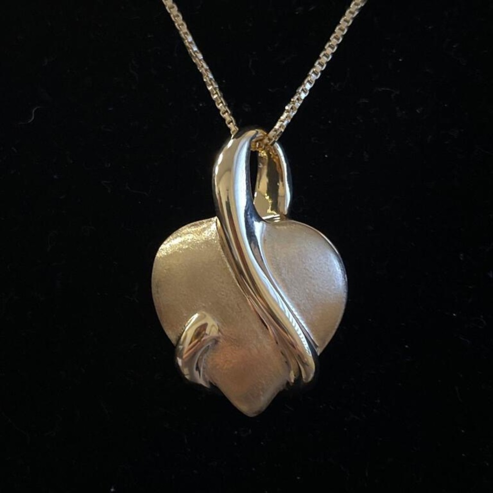 18 k gold hear necklace and box chain 5g